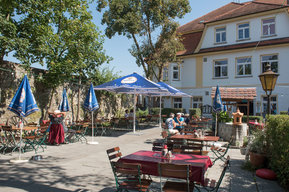 Gastgarten mit Sonnenschirmen