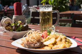 Hauptspeise und Bier der Klosterbräustuben