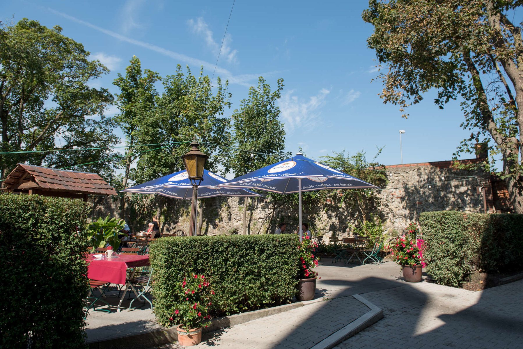 Gastgarten mit Sonnenschirmen bei den Klosterbräustuben