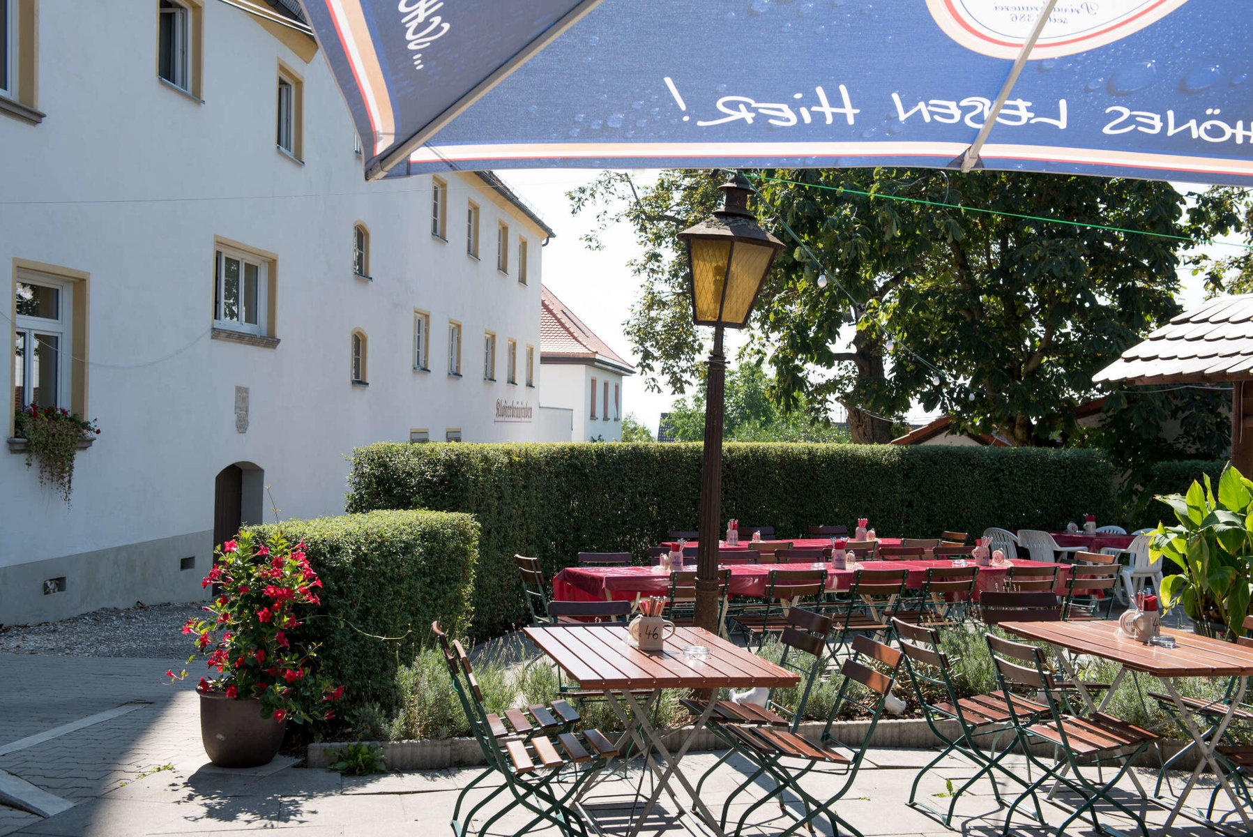 Gastgarten mit Laterne bei den Klosterbräustuben