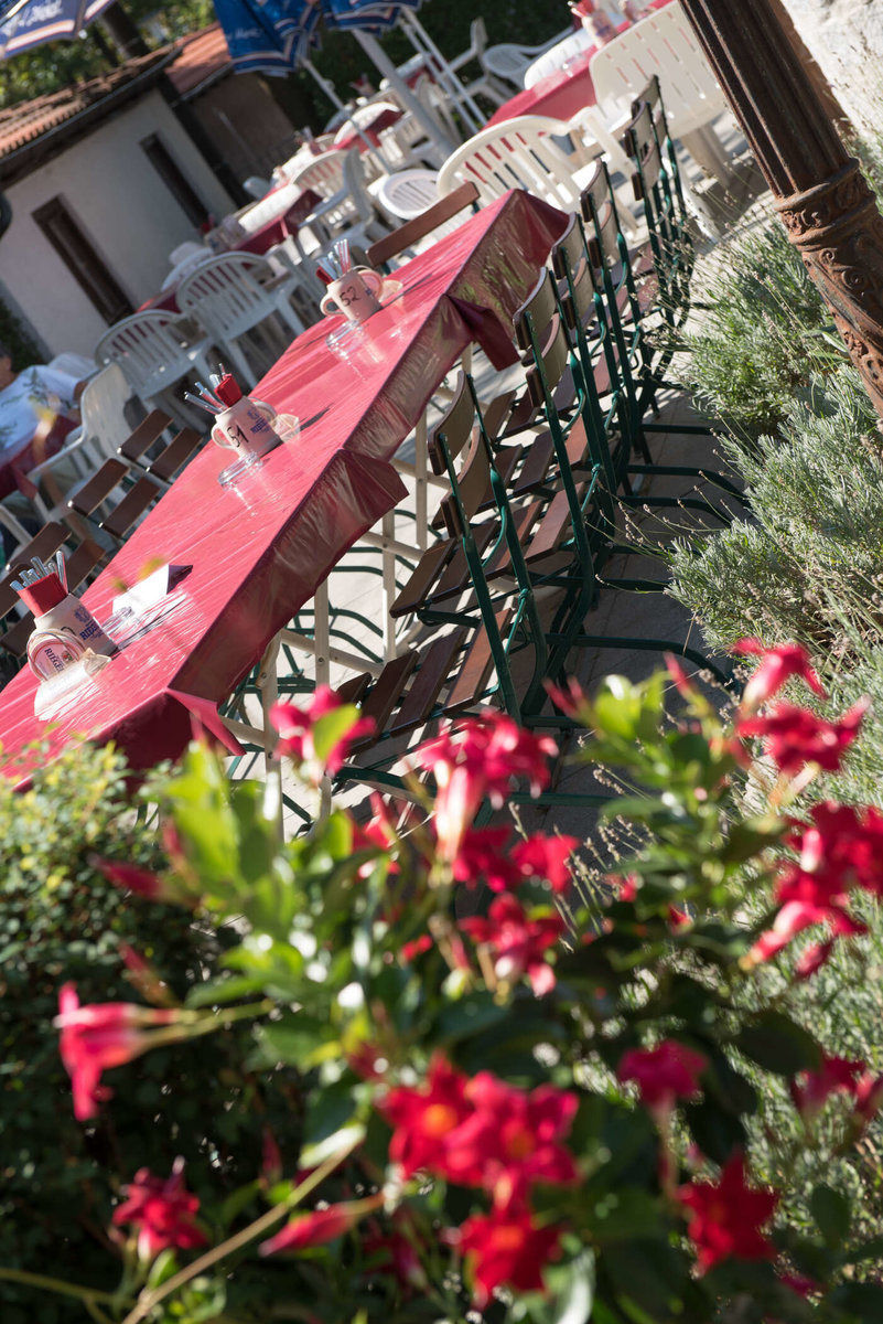 langer Tisch im Gastgarten von den Klosterbräustuben