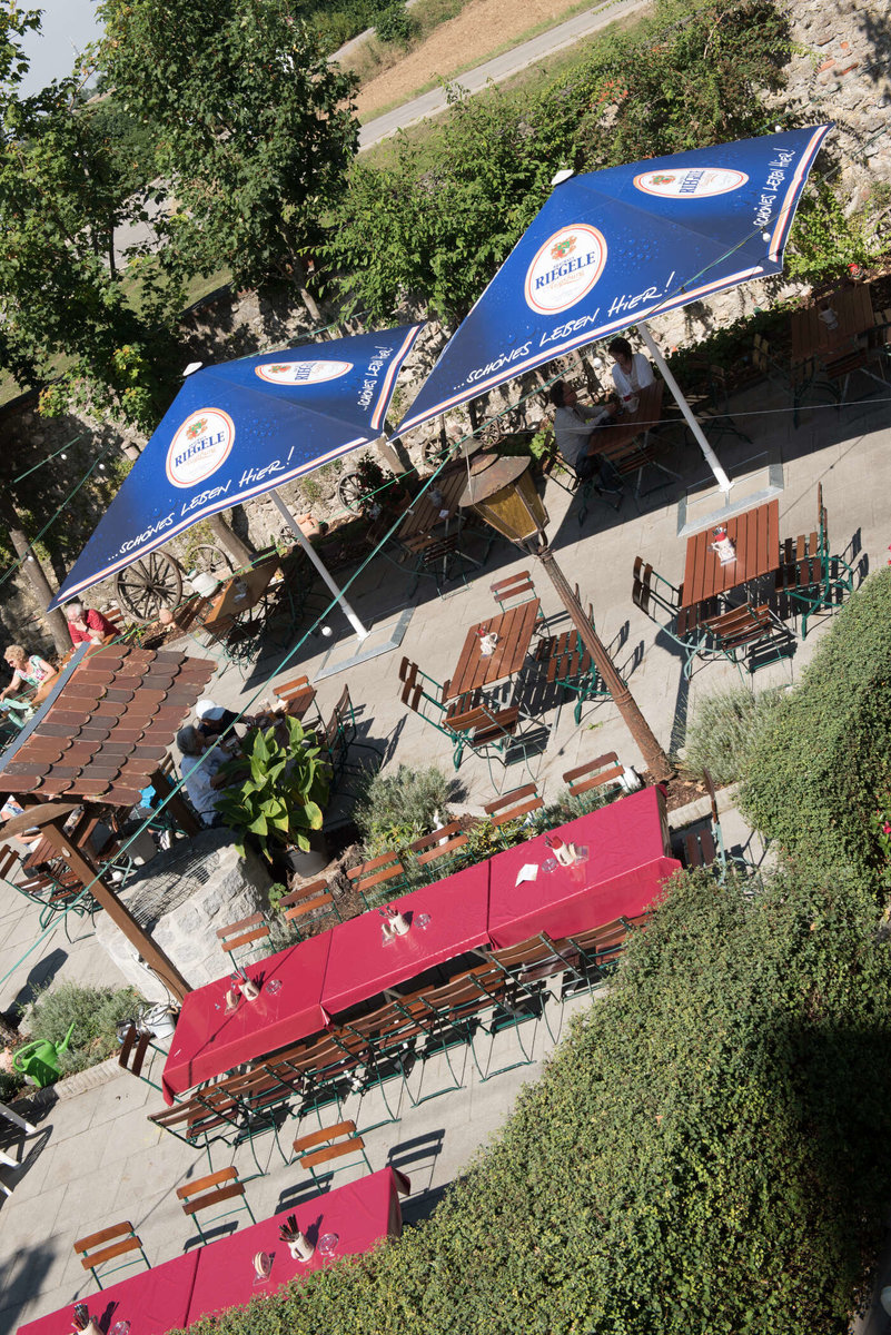 Luftbild vom Gastgarten mit Sonnenschirmen