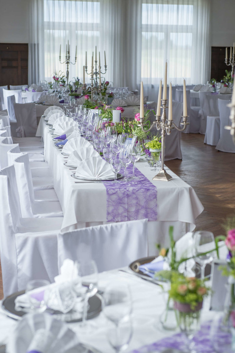 Festsaal der Klosterbräustuben weiß gedeckt